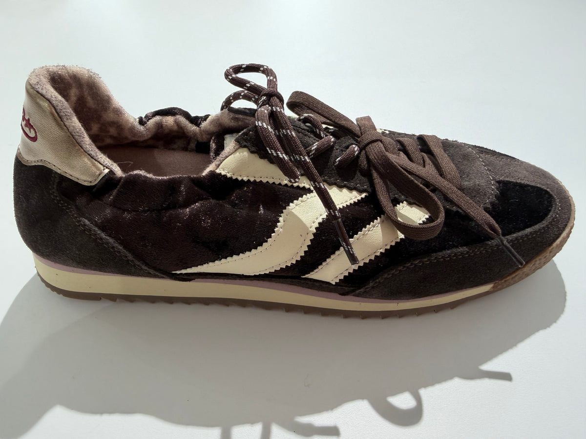 Basket Melrose Chocolate velvet V12 marron foncé et crème, vue de profil